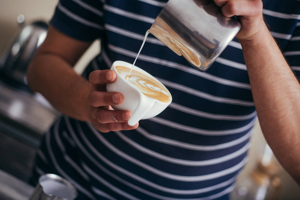 Criação de arte latte por barista - foco em espuma de leite e café
 - Foto, Imagem