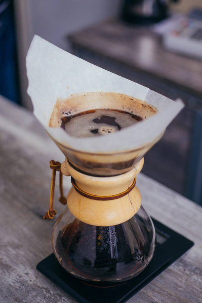 Чашка дропінгу свіжа гаряча кава на паперовому фільтрі
 - Фото, зображення