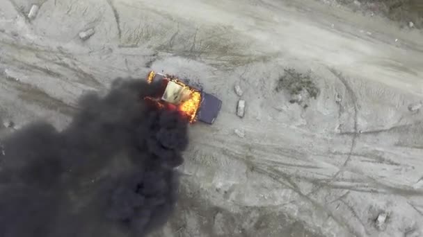 Paysage de champ gris avec une énorme flamme brûle complètement voiture et fumée noire monte
 - Séquence, vidéo