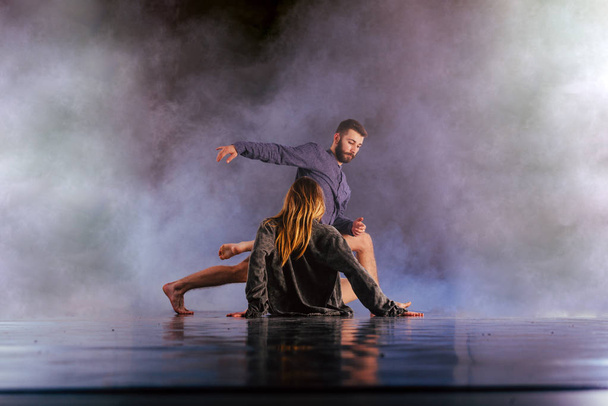 Το ζευγάρι με τα χωρίς παπούτσια χορό εκτελεί πολλαπλές μοναδικές κινήσεις χορού σε  - Φωτογραφία, εικόνα