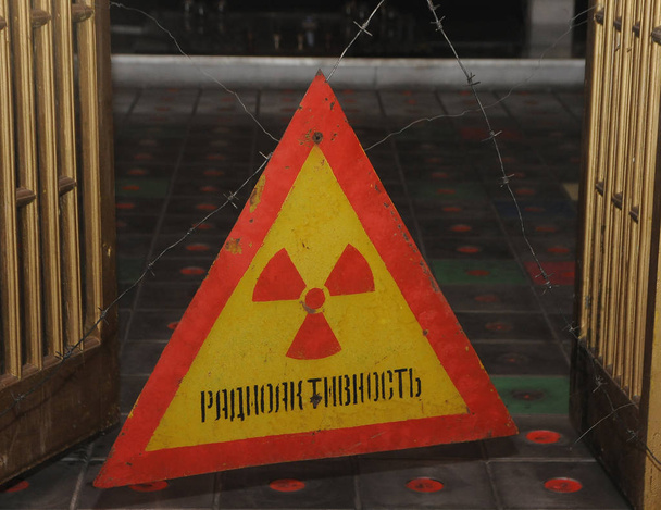 Segno di radioattività. Triangolo nero con un ventilatore al centro su uno sfondo giallo
 - Foto, immagini