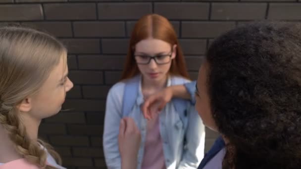 Bully niñas tomando gafas de insegura estudiante, burlándose nerd
 - Imágenes, Vídeo