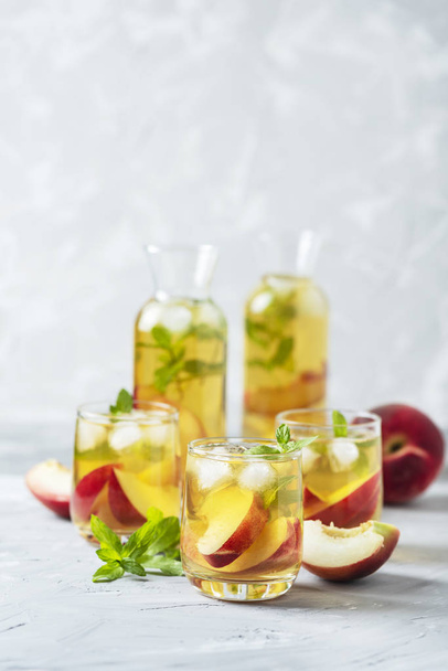 Summer cold tea with peaches and mint - Foto, Imagem