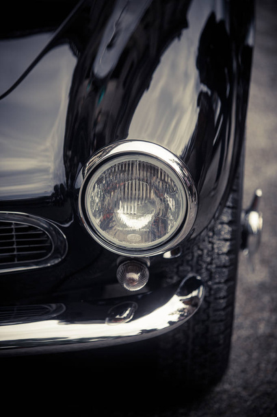 Farol de um carro clássico vintage
 - Foto, Imagem