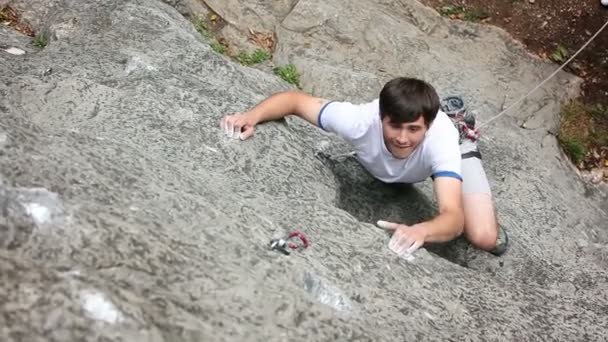 Mann beim Klettern in der Natur von oben erschossen - Filmmaterial, Video