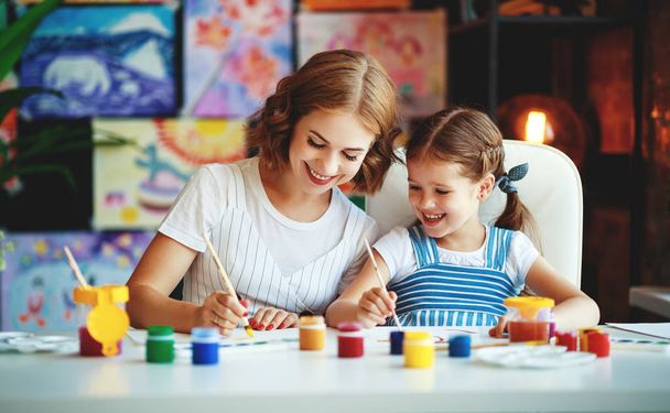 μητέρα και παιδί κόρη ζωγραφική ζωγραφίζει στη δημιουργικότητα σε πιο ευγενικό - Φωτογραφία, εικόνα