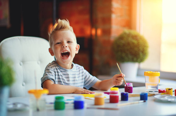 дитяча творчість. щасливий смішний хлопчик малює фарби
 - Фото, зображення