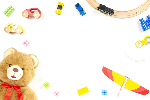 Kleurrijke kids speelgoed frame op witte achtergrond. Bovenaanzicht. Plat leggen. - Foto, afbeelding