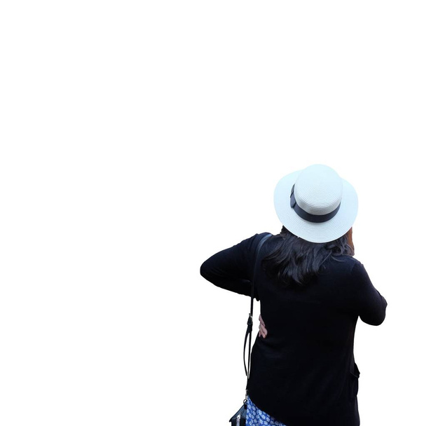 Černovlasá žena v bílém klobouku a černém svetru. Ženský jsou zpátky. Izolované na bílém pozadí. - Fotografie, Obrázek