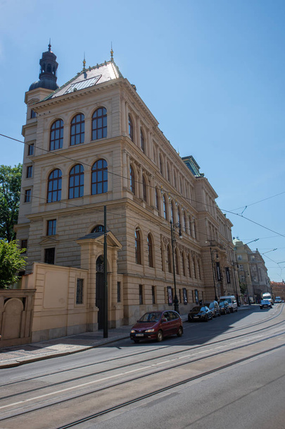 1885年に設立されたプラハ装飾芸術博物館は、建築家ヨーゼフ・シュルツのデザインの後、1897年から1899年にかけて建てられたネオ・ルネッサンス様式の建物に収容されています。1900年にオープンし、1階に展覧会が開催されました。博物館の豊富なコレクション - 写真・画像