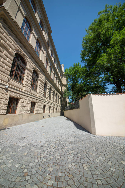 Fondé en 1885, le Musée des Arts Décoratifs de Prague est installé dans un édifice néo-Renaissance construit de 1897 à 1899 d'après les plans de l'architecte Josef Schulz. Il a ouvert en 1900 avec des expositions au premier étage. Les riches collections du Musée en
 - Photo, image