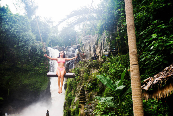 Pretty girl at Tegenungan Waterfall, Bali - Foto, Imagem