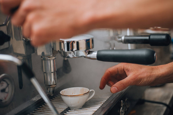 Кофеварка наливает кофе в чашку. Крупный план
 - Фото, изображение