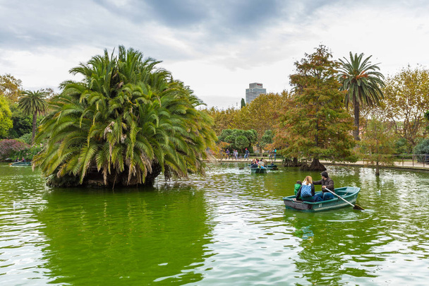 Βάρκα στη μικρή λίμνη, πάρκο ντε λα Σιουναβέλα, Βαρκελώνη, Ισπανία. - Φωτογραφία, εικόνα