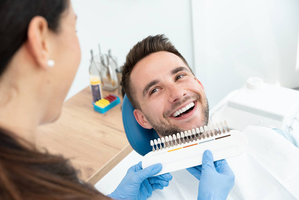 Teeth whitening in stomatology clinic - Foto, Imagem