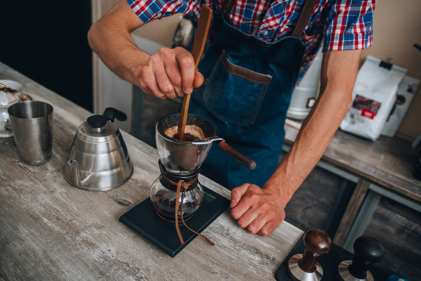 Een kopje handgemaakte, giet over koffie - Foto, afbeelding