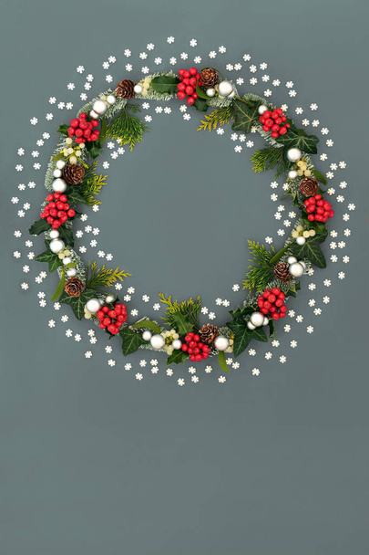 クリスマスの花輪   - 写真・画像