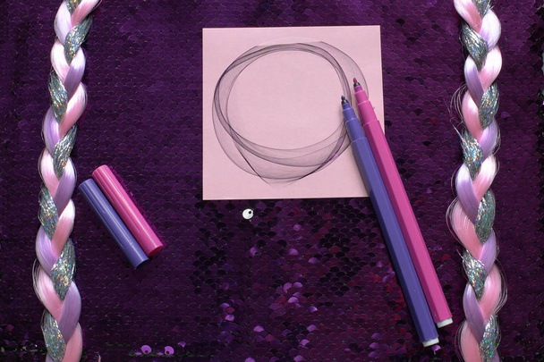 Różowy papier na nuty i różowy i fioletowy długopis z filcu na jasnym błyszczącym tle plecionki wystrój - Zdjęcie, obraz