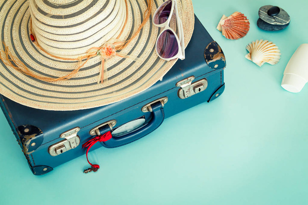 ταξίδι για διακοπές. Ρετρό βαλίτσα, γυναικείο καπέλο, ηλιακά γυαλιά. Ένα μέρος για μια επιγραφή - Φωτογραφία, εικόνα