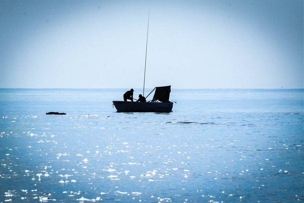 Рыбак на лодке море
 - Фото, изображение