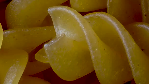 Macro close-up van Fusilli pasta, pan shot - Video