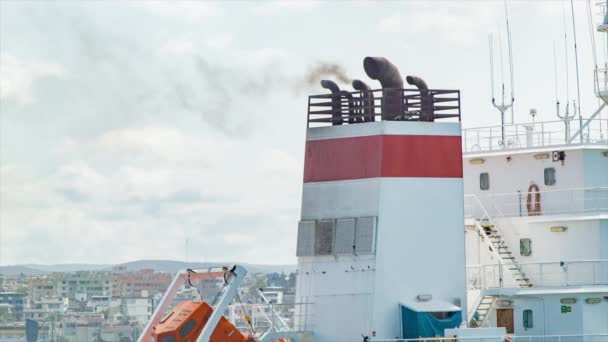 Statek spalin stos z brudny czarny Diesel dym zbliżenie do środowiska - Materiał filmowy, wideo