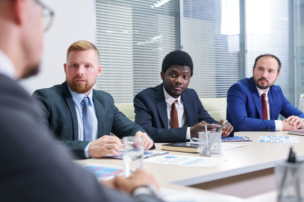 Gruppe selbstbewusster multikultureller Finanzdirektoren diskutiert Ideen bei Vorstandssitzung - Foto, Bild