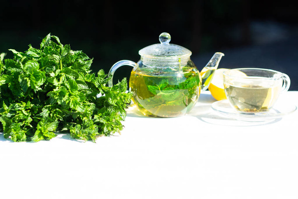 Refrescante té de menta en una soleada mañana de verano. Desayuno saludable
. - Foto, Imagen