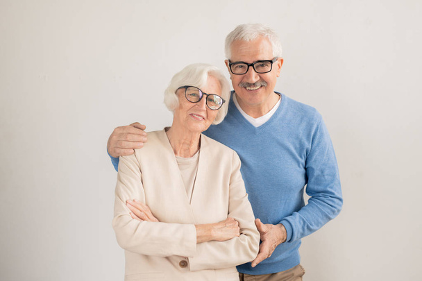 Senior coppia affettuosa in smart casualwear guardando voi mentre in piedi di fronte alla fotocamera in isolamento
 - Foto, immagini