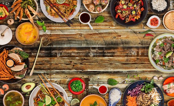 Fondo de comida asiática con varios ingredientes en mesa de madera rústica, vista superior
. - Foto, imagen