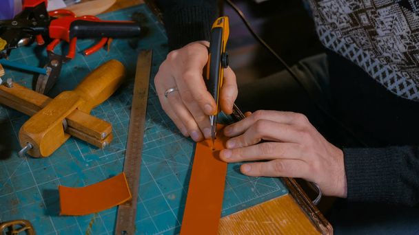 Skinner working with leather belt - Valokuva, kuva