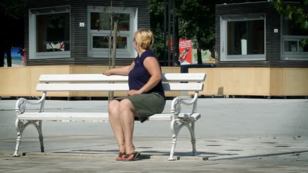 Žena sedící na lavičce - Záběry, video