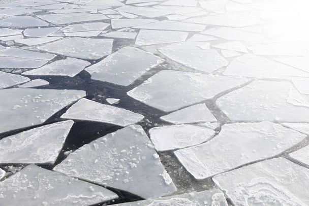 Шматочки льоду в холодному морі взимку
 - Фото, зображення
