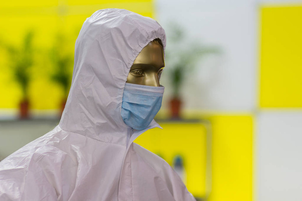 Mannequin avec masque de protection et équipement antichimique et antibactérien. Médecine et recherche
 - Photo, image