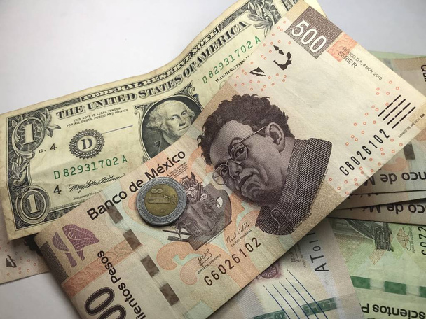 Billetes de peso mexicano repartidos sobre fondo blanco
 - Foto, Imagen