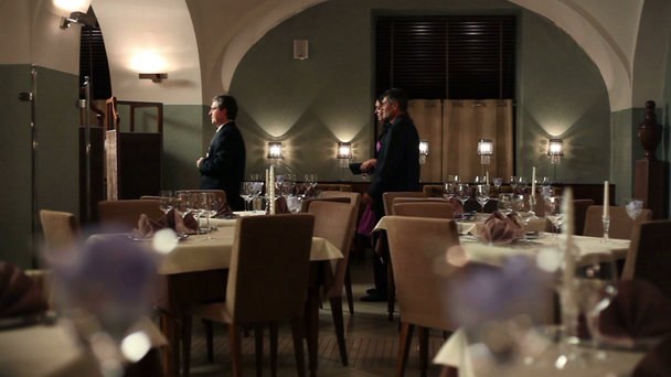 Kellner zeigt Paar Weg zum Tisch im Restaurant - Filmmaterial, Video