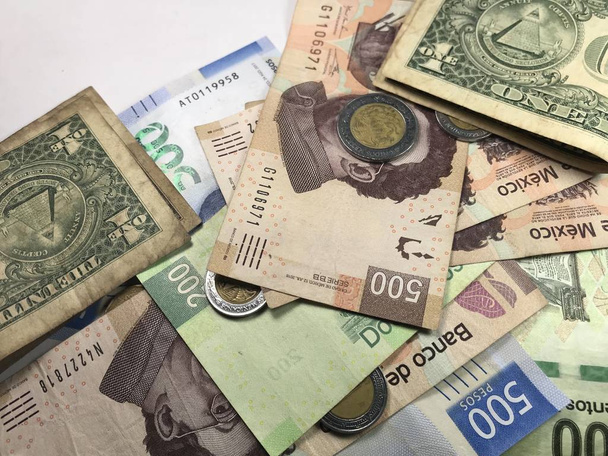 Mexicaanse peso rekeningen verspreid over witte achtergrond - Foto, afbeelding