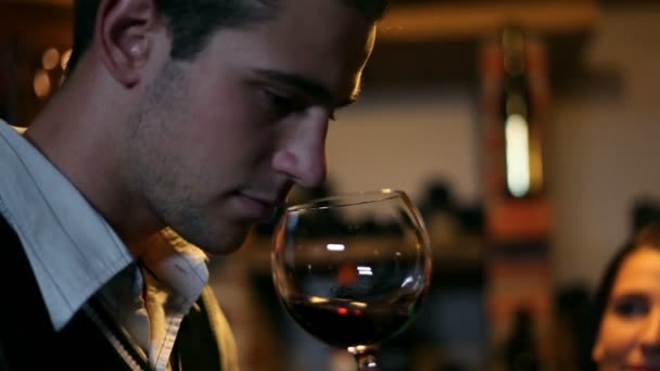 Somellier schenkt Wein bei Weinprobe ein - Filmmaterial, Video