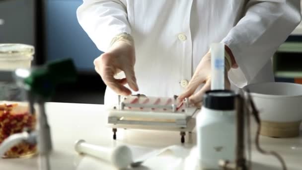 Tiro dos jovens farmacêuticos que fazem pílulas
 - Filmagem, Vídeo