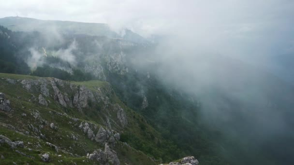 La nebbia si muove lentamente in montagna
 - Filmati, video
