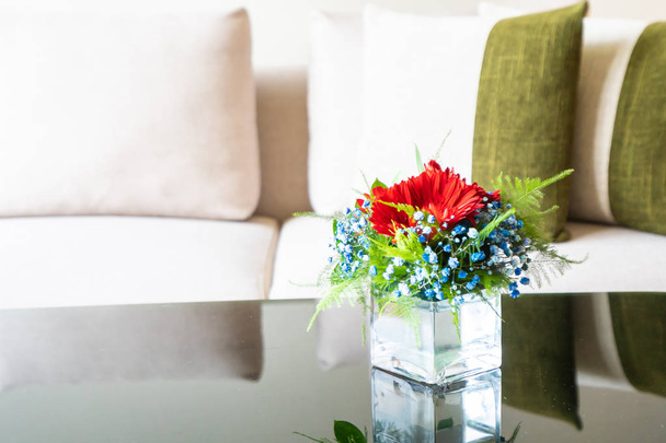 Vase Blume auf dem Tisch mit Kissen auf Sofa-Dekoration - Foto, Bild
