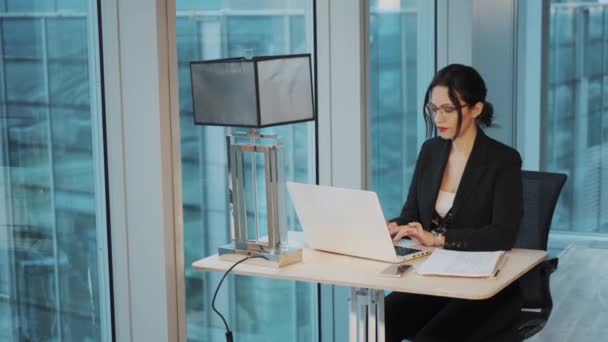 modern bir ofiste masada çalışan iş kadını portresi - Video, Çekim