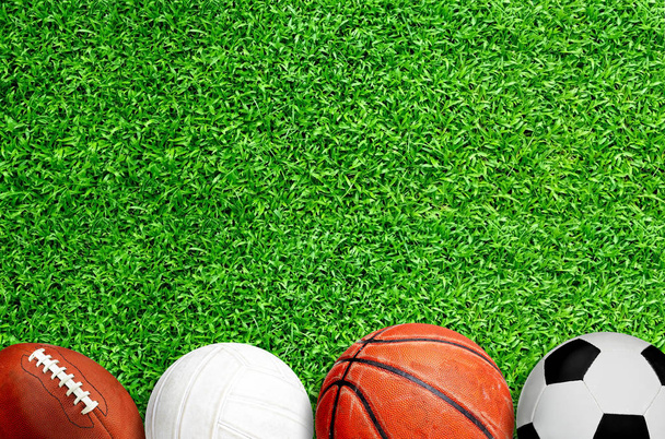 Спортивні м'ячі на траві з копіюванням простору
 - Фото, зображення