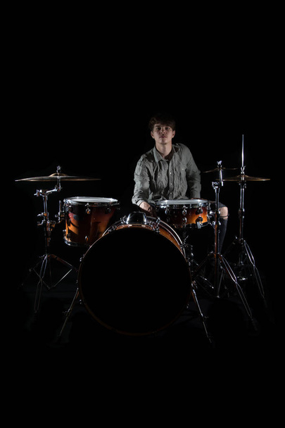 Profesionální bubeník hrající na bicí souprava na jevišti na černém b - Fotografie, Obrázek