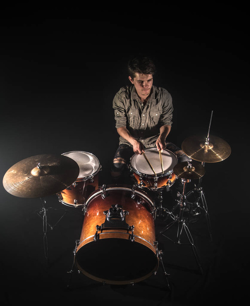 baterista profissional tocando no tambor definido no palco no preto b
 - Foto, Imagem
