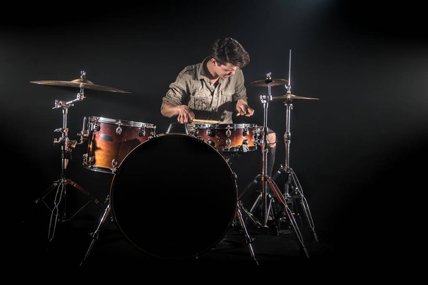 Baterista profesional tocando en el tambor establecido en el escenario en el negro b
 - Foto, imagen