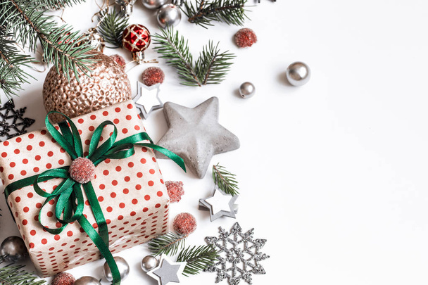 Kerst samenstelling. Geschenken, Fir Tree takken, rode decoraties - Foto, afbeelding