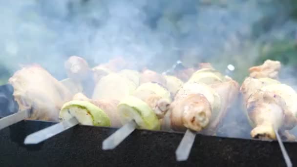  La carne cruda se cocina en la parrilla de carbón. El primer plano de la cocción kebabs en brochetas sobre un fuego en el aire libre. Juicy kebab barbacoa en la parrilla
 - Metraje, vídeo