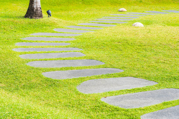 Красива кам'яна стежка ходити і бігати в саду
 - Фото, зображення