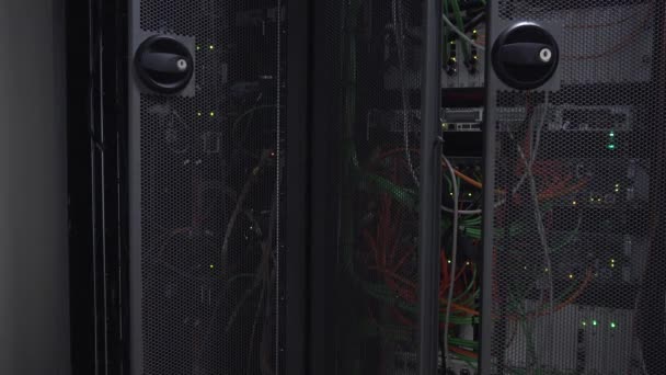 Blikající indikátory v rozvaděči serveru jsou v moderním datovém středisku - Záběry, video